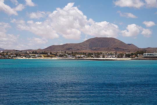 Corralejo set fra havet - foto: <script type='text/javascript'>
 <!--
 var prefix = 'ma' + 'il' + 'to';
 var path = 'hr' + 'ef' + '=';
 var addy75905 = 'dirk' + '@';
 addy75905 = addy75905 + 'vorderstrasse' + '.' + 'de';
 document.write('<a ' + path + '\'' + prefix + ':' + addy75905 + '\'>');
 document.write(addy75905);
 document.write('<\/a>');
 //-->\n </script><script type='text/javascript'>
 <!--
 document.write('<span style=\'display: none;\'>');
 //-->
 </script>This email address is being protected from spambots. You need JavaScript enabled to view it.
 <script type='text/javascript'>
 <!--
 document.write('</');
 document.write('span>');
 //-->
 </script>